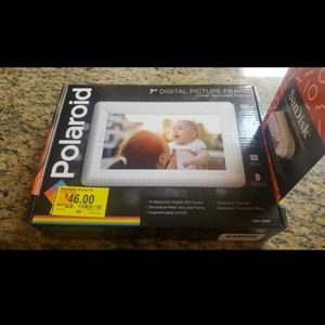 Polaroid 7" Digital Picture Frame w/ free 32gb USB